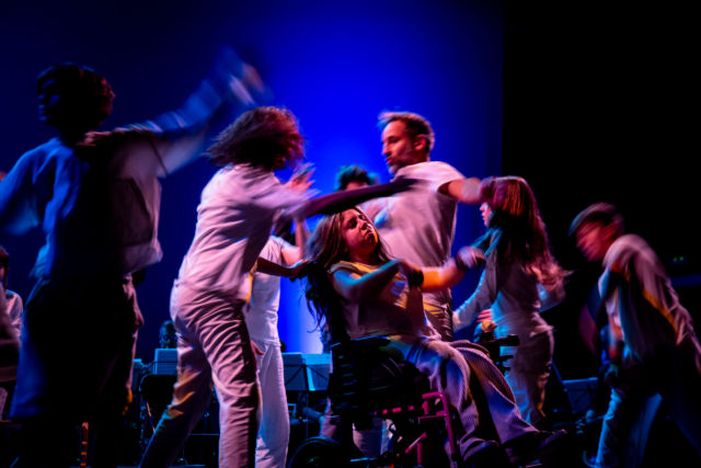 📸 Así foi "Picasso: a mirada das mans" no Festigual 2023

🔹Danza contemporánea e teatro nunha obra que nos levará a revivir algunhas das etapas artísticas de Pablo Picasso. En escena aparecerán as personaxes das súas obras, pasando pola nenez, a época azul en París, o cubismo e o famoso Guernica.

Un espectáculo que nace da colaboración entre Experimentadanza e a Banda Municipal de A Coruña.
Festigual, o festival de todas.
🔹 Do 1 de novembro ao 3 de decembro na #Coruña
👉 Segue as últimas novidades a través do hastag #Festigual2023
📱Programación completa en festigual.gal

@coruna_gal @fundemalcsa @fundacionmariajosejove @vegalsa_eroski @culturadadeputaciondacoruna @culturactiva_coop