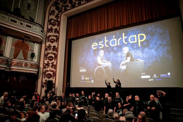 🟩 G R A Z A S pola tarde de onte no @teatrocolon_acoruna💙

A Asociación Proxecto Máscaras, a Asociación Cultural AÏS e Poten100mos encheron o escenario e o patio de butacas de arte e orgullo polo bo facer.

Aínda queda moito #Festigual ➡ Agardámoste 😉

🔹 Do 1 de novembro ao 3 de decembro na #Coruña 
👉 Segue as últimas novidades a través do hastag #Festigual2023
📱Programación completa en festigual.gal

@coruna_gal @fundemalcsa @fundacionmariajosejove @vegalsa_eroski @culturadadeputaciondacoruna @culturactiva_coop